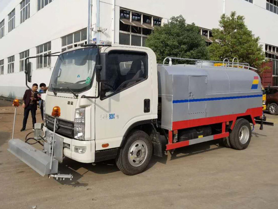 凱馬路麵清洗車(4.5噸)