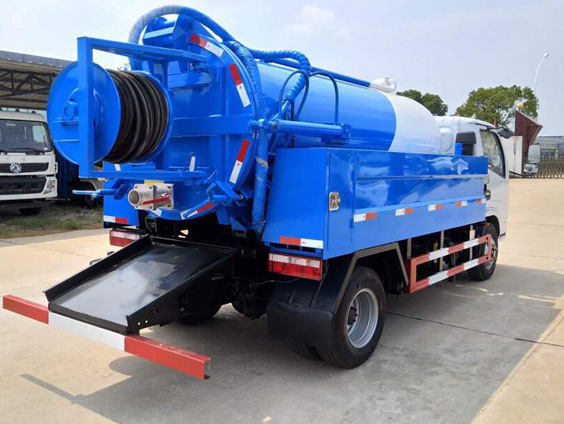 小型聯合疏通車(水罐1.5方,汙水罐4方)
