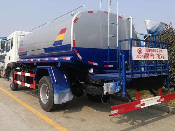 東風D9灑水車(14噸)