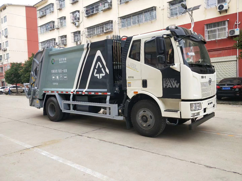 解放後裝壓縮垃圾車（12方）