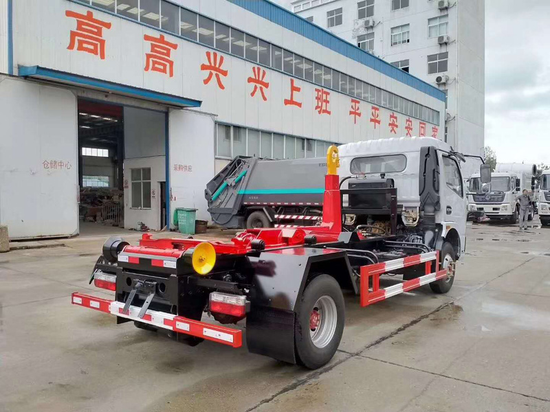 東風多利卡鉤臂式垃圾車(6方)