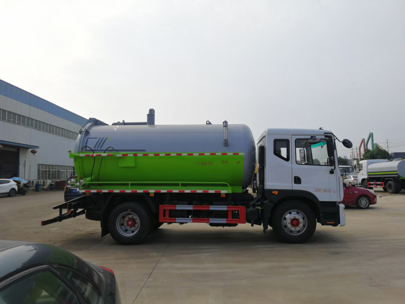 東風D9吸汙車(容積12方)